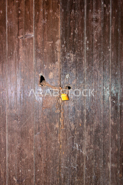 باب آثري قديم في السعودية بأسلوب تاريخي اسلامي ، معالم سياحة في المملكة العربية السعودية ، صورة خلفية لباب حجري قديم بارز الشكل ، باب قديم ، قفل نحاسي