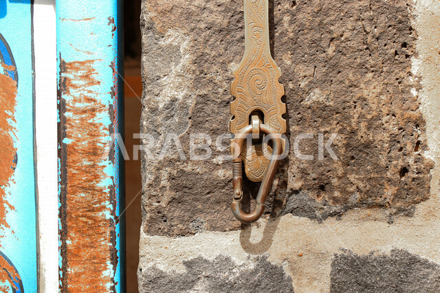 باب آثري قديم في السعودية بأسلوب تاريخي اسلامي ، معالم سياحة في المملكة العربية السعودية ، صورة خلفية لباب حجري قديم بارز الشكل ، باب قديم ، قفل نحاسي