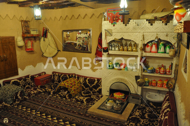 منزل تراثي تقليدي قديم, الفوانيس المعدنية المضيئة المعلقة في السقف, البيوت الطينية الشعبية القديمة, المباني الأثرية التاريخية في المملكة العربية السعودية, الأثاث المنزلي الشعبي