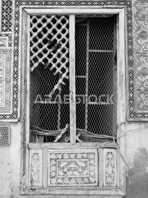صورة لنافذة قديمة في بلد تاريخي في المملكة العربية السعودية ، نافذة ذات تصميم معماري عربي إسلامي قديم