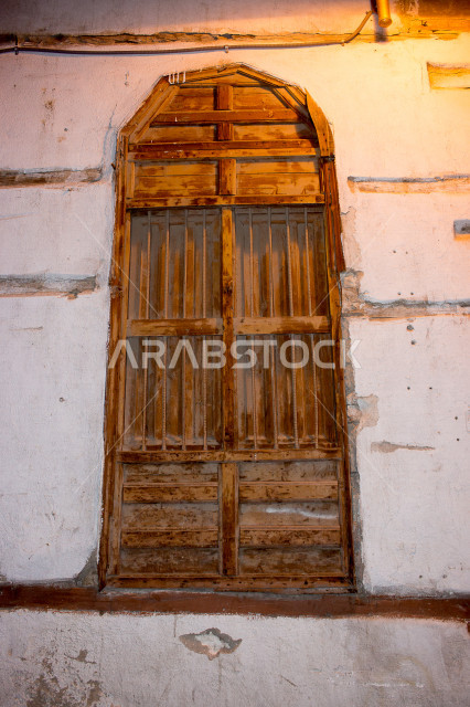 صورة لنافذة قديمة في بلد تاريخي في المملكة العربية السعودية ، نافذة ذات تصميم معماري عربي إسلامي قديم