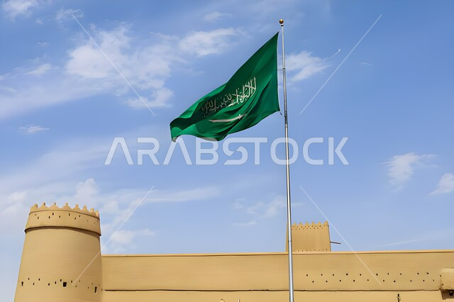 اليوم الوطني السعودي23 سبتمبر, الاحتفال بالأعياد و المناسبات الوطنية, علم المملكة العربية السعودية يرفرف في السماء, يوم العلم 11 مارس, الاعتزاز و الفخر بالهوية السعودية, مفهوم حب الوطن و الانتماء اليه