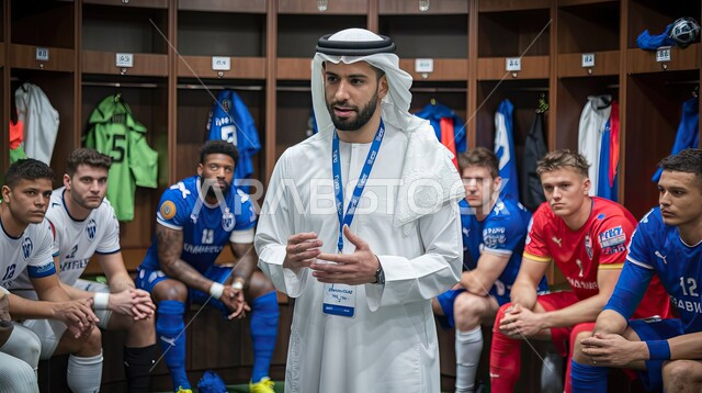 فريق كرة القدم يستمع إلى المدرب في غرفة تبديل الملابس قبل المباراة، حديث جوهري تحفيزي قبل بدء المباراة، تحضير الفريق الرياضي، عقلية الرياضي المتمرس، طقوس ما قبل المباراة، أجواء غرفة تبديل الملابس، ديناميكيات الفريق الواحد  