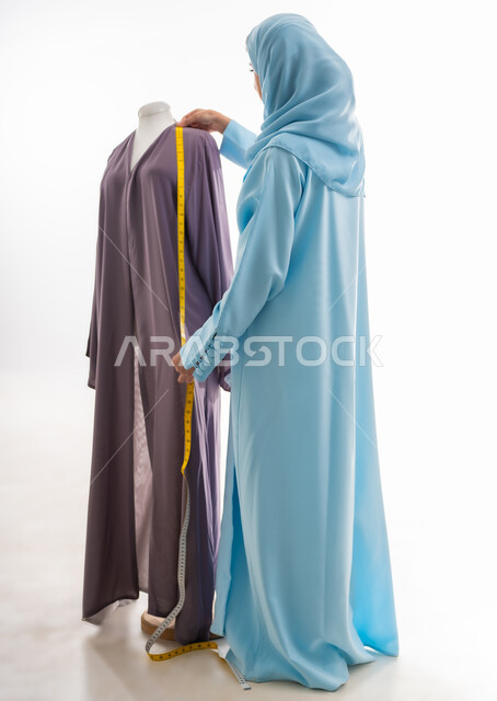 استخدام الشريط المتري لأخذ المقاسات الصحيحة،واختراع وابتكار موديلات جديدة وعصرية، بورتريه لمصممة عمانية تقوم بالقياس، ورشة عمل تصميم ازياء، مهن وأعمال فنية نسائية، فنون ومهارات تفصيل الملابس النسائية، مفهوم عالم الأزياء والموضة