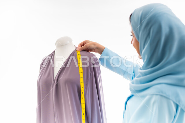 استخدام الشريط المتري لأخذ المقاسات الصحيحة،واختراع وابتكار موديلات جديدة وعصرية، بورتريه لمصممة عمانية تقوم بالقياس، ورشة عمل تصميم ازياء، مهن وأعمال فنية نسائية، فنون ومهارات تفصيل الملابس النسائية، مفهوم عالم الأزياء والموضة
