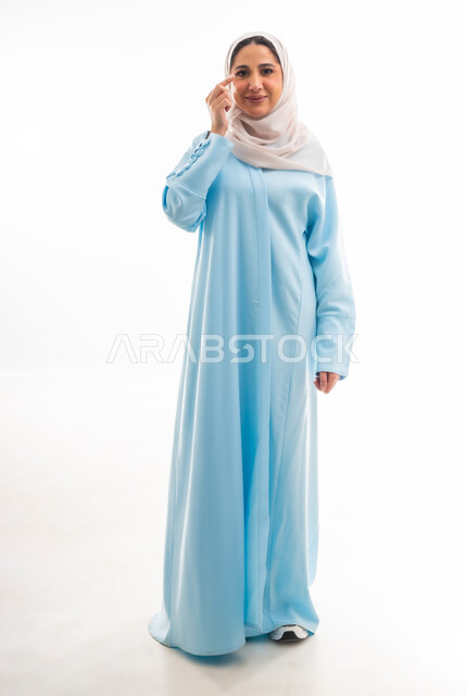 مفهوم الأنوثة والاهتمام بالجمال والبشرة والمظهر الخارجي, خبيرة سعودية لمستحضرات التجميل النسائية، بورتريه مقرب لإمرأة عربية خليجية عمانية ترتدي العباءة والحجاب، التسويق لمنتجات الميك اب، خلفية بيضاء