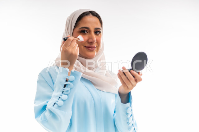 مفهوم الأنوثة والاهتمام بالجمال والبشرة والمظهر الخارجي, خبيرة سعودية لمستحضرات التجميل النسائية، بورتريه مقرب لإمرأة عربية خليجية عمانية ترتدي العباءة والحجاب، التسويق لمنتجات الميك اب، خلفية بيضاء