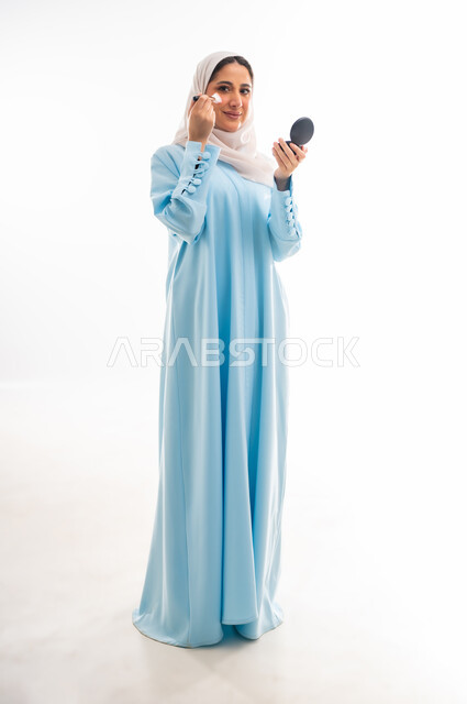 مفهوم الأنوثة والاهتمام بالجمال والبشرة والمظهر الخارجي, خبيرة سعودية لمستحضرات التجميل النسائية، بورتريه مقرب لإمرأة عربية خليجية عمانية ترتدي العباءة والحجاب، التسويق لمنتجات الميك اب، خلفية بيضاء