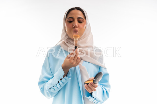 مفهوم الأنوثة والاهتمام بالجمال والبشرة والمظهر الخارجي, خبيرة سعودية لمستحضرات التجميل النسائية، بورتريه مقرب لإمرأة عربية خليجية عمانية ترتدي العباءة والحجاب، التسويق لمنتجات الميك اب، خلفية بيضاء