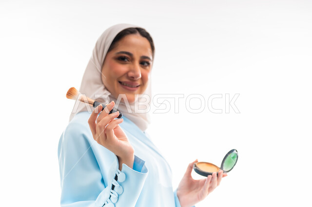 مفهوم الأنوثة والاهتمام بالجمال والبشرة والمظهر الخارجي, خبيرة سعودية لمستحضرات التجميل النسائية، بورتريه مقرب لإمرأة عربية خليجية عمانية ترتدي العباءة والحجاب، التسويق لمنتجات الميك اب، خلفية بيضاء