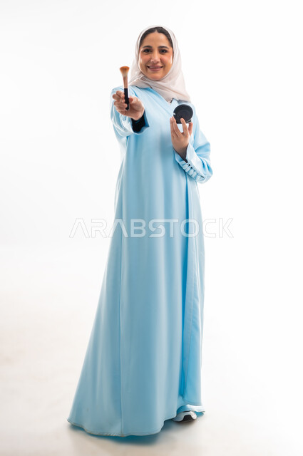 مفهوم الأنوثة والاهتمام بالجمال والبشرة والمظهر الخارجي, خبيرة سعودية لمستحضرات التجميل النسائية، بورتريه مقرب لإمرأة عربية خليجية عمانية ترتدي العباءة والحجاب، التسويق لمنتجات الميك اب، خلفية بيضاء