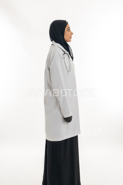 تقديم المساعده الطبية للمرضى, العمل في المراكز الصحية والمستشفيات, بورتريه من الجانب لطبيبة عربية خليجية اماراتية  ترتدي المعطف الطبي الأبيض وسماعة الفحص, مفهوم الطب والرعاية الصحية, خلفية بيضاء