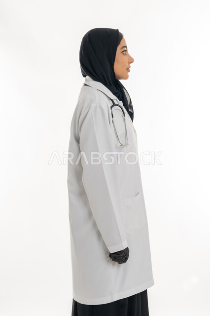 تقديم المساعده الطبية للمرضى, العمل في المراكز الصحية والمستشفيات, بورتريه من الجانب لطبيبة عربية خليجية اماراتية  ترتدي المعطف الطبي الأبيض وسماعة الفحص, مفهوم الطب والرعاية الصحية, خلفية بيضاء
