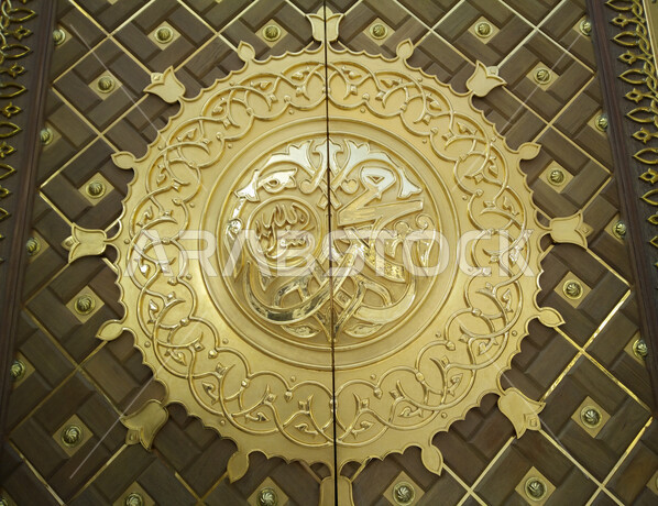 صورة لباب المسجد النبوي الشريف ، اسم الرسول محمد عليه الصلاة والسلام ، رسول الله ﷺ ، العبادة والتقرب إلى الله