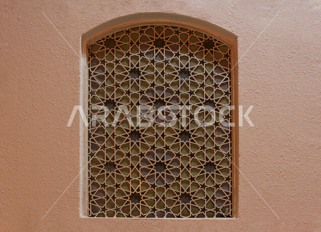 صورة لنافذة قديمة في بلد تاريخي في المملكة العربية السعودية ، نافذة ذات تصميم معماري عربي إسلامي قديم
