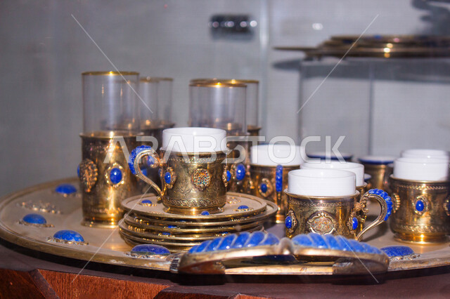 صورة لفناجين قهوة ، فناجين قهوة مزخرفة بتصميم عربي قديم في متحف البلد في جدة بالمملكة العربية السعودية