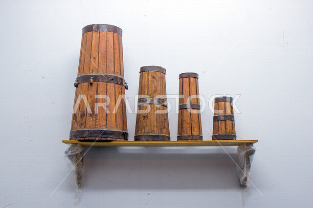 أدوات ومعدات أثرية تاريخية بتصاميم عربية قديمة في متحف البلد في جدة في المملكة العربية السعودية