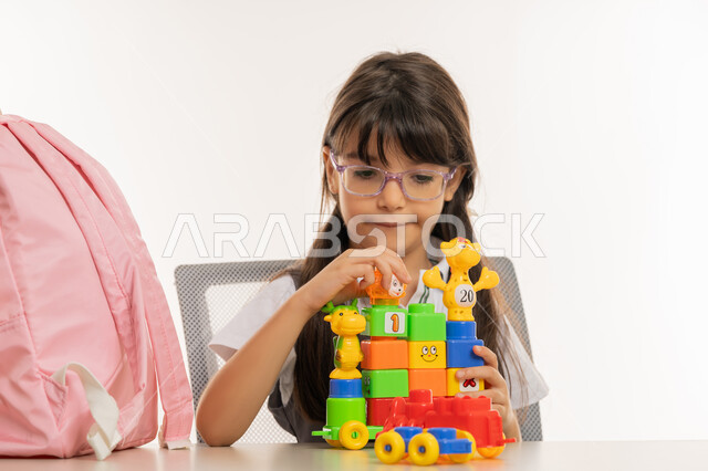 تنمية القدرات الحركية والذهنية لدى الأطفال, آفاق ومهارات التعليم عن طريق اللعب, بورتريه مقرب لطالبه عربية خليجية إماراتية في بيئة تعليمية حديثة, تلميذة مجتهدة في إحدى المدراس الأكاديمية, تعزيز الابتكارات باستخدام نظام المنتسوري للتعليم الذكي, خلفية بيضاء