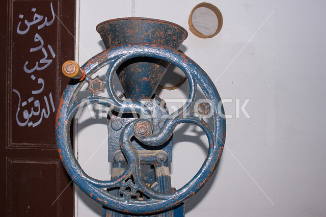 أدوات ومعدات أثرية تاريخية بتصاميم عربية قديمة في متحف البلد في جدة في المملكة العربية السعودية