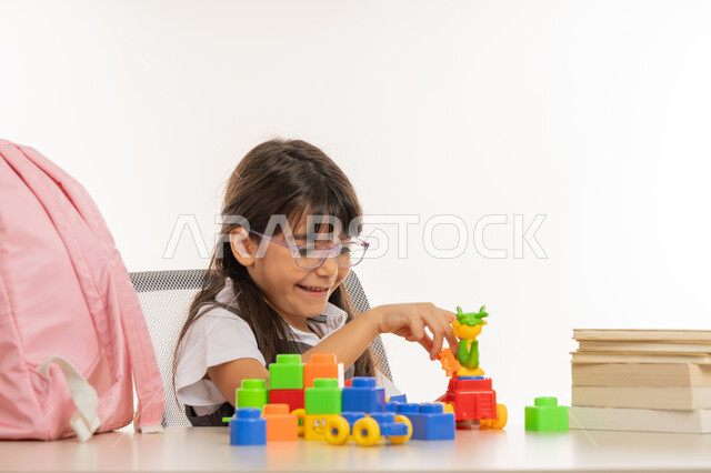 تعزيز الابتكارات باستخدام نظام المنتسوري للتعليم الذكي, تنمية القدرات الحركية والذهنية لدى الأطفال, آفاق ومهارات التعليم عن طريق اللعب, بورتريه مقرب لطالبه عربية خليجية إماراتية في بيئة تعليمية حديثة, تلميذة مجتهدة في إحدى المدراس الأكاديمية, خلفية بيضاء