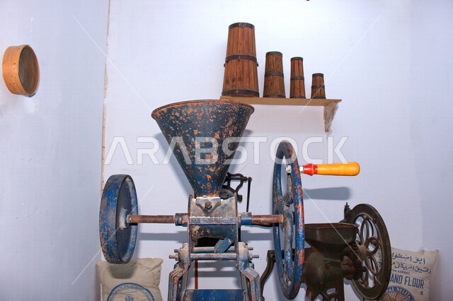 أدوات ومعدات أثرية تاريخية بتصاميم عربية قديمة في متحف البلد في جدة في المملكة العربية السعودية