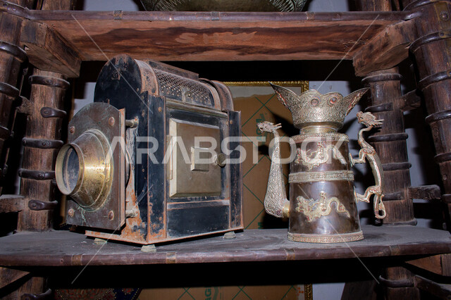 أدوات ومعدات أثرية تاريخية بتصاميم عربية قديمة في متحف البلد في جدة في المملكة العربية السعودية