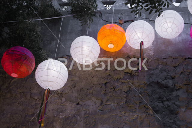 فوانيس عربية تقليدية مضيئة في متحف البلد في السعودية  ، مصباح الكيروسين المشتعل عن قرب ، مهرجان الفوانيس الاسيوية