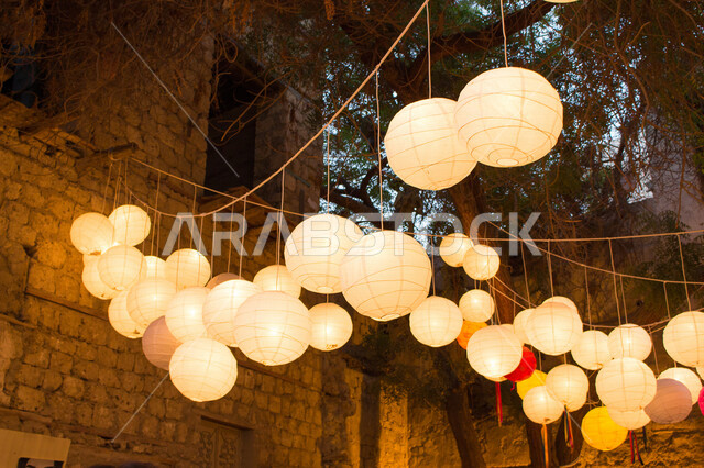 فوانيس عربية تقليدية مضيئة في متحف البلد في السعودية  ، مصباح الكيروسين المشتعل عن قرب ، مهرجان الفوانيس الاسيوية