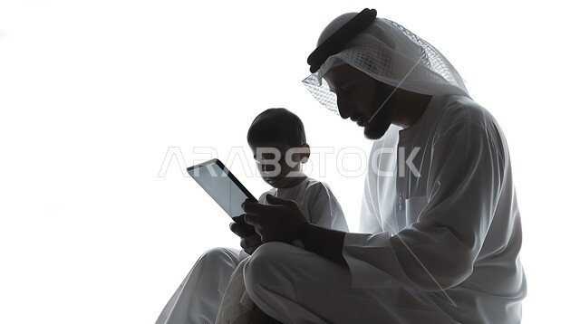 التسوق الالكتروني وتدوين الملاحظات، بورتريه  صورة ظلية لرجل عربي خليجي سعودي يعلم ابنه إستخدام جهاز التابلت، تطور التكنولوجيا واستخدام اجهزة تقنية حديثة ، خلفية بيضاء