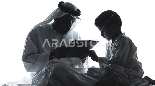 التسوق الالكتروني وتدوين الملاحظات، بورتريه  صورة ظلية لرجل عربي خليجي سعودي يعلم ابنه إستخدام جهاز التابلت، تطور التكنولوجيا واستخدام اجهزة تقنية حديثة ، خلفية بيضاء