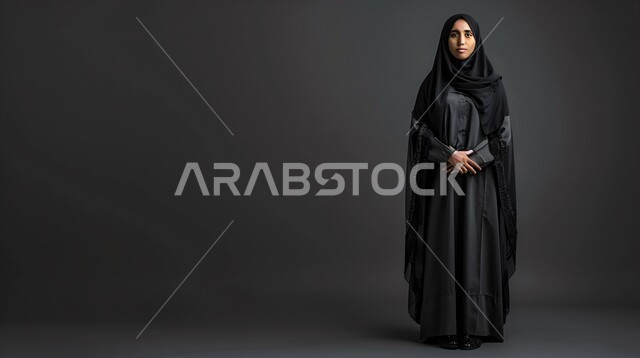  فن تصاميم العباءات العصرية الخليجية المميزة, بورتريه لعارضة أزياء عربية خليجية سعودية ترتدي العباءة والحجاب تعرض موديلات أزياء للمحجبات، مفهوم الشياكة والاهتمام بالموضة، أناقة النساء السعوديات، خلفية رمادية