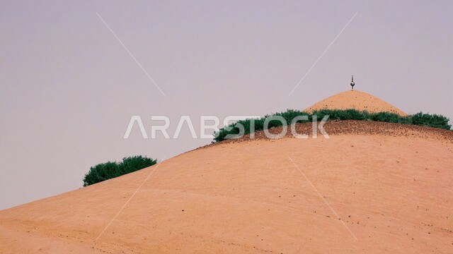 التلال و الكثبان الرملية في الصحراء, المناظر الطبيعية في البيئة الصحراوية في المملكه العربيه السعودية، تشكيلات الرمال الذهبية الناعمة, خلفية الطبيعه الصحراوية
