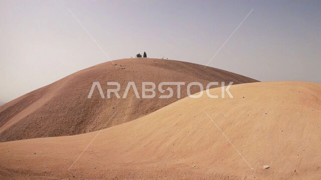 التلال و الكثبان الرملية في الصحراء, المناظر الطبيعية في البيئة الصحراوية في المملكه العربيه السعودية، تشكيلات الرمال الذهبية الناعمة, خلفية الطبيعه الصحراوية