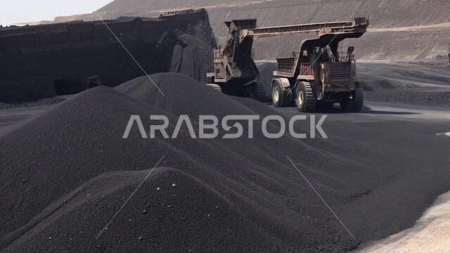 مناجم الفحم الطبيعي العربية، مناطق التنقيب عن الثروات الباطنية، الطبيعة الصخرية وتضاريس السلاسل الجبلية، المرتفعات وقمم الجبال في المملكة العربية السعودية، سيارة شحن كبيرة تقوم بالعمل في موقع التعدين