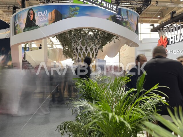 حركة الزائرين في مؤتمر ليب العالمي التقني 2024 في مدينة الرياض, الإبتكارات الحديثه والتقدم التقني، منصه عالميه للتقنيات المستقبيله والذكاء الاصطناعي، نحو افاق جديده لاستكشاف الانترنت والفضاء الخارجي