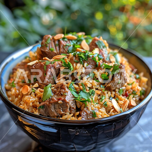 طبق لحم البقر والأرز مع اللوز والبقدونس, فنون تقديم الطعام في مطاعم و مطابخ المملكة العربية السعودية, وجبات الأطباق العربية الشعبية اللذيذة, وصفات اللحوم المفيدة الغنية بالبروتين, الأطعمة الشرقية الشهية, أغذية صحية ذات قيمة غذائية عالية