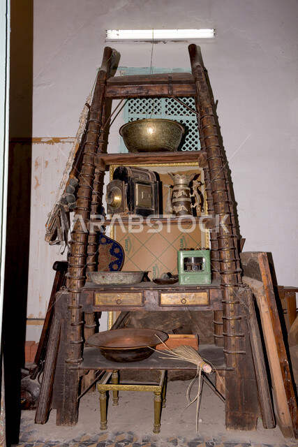 أدوات ومعدات أثرية تاريخية بتصاميم عربية قديمة في متحف البلد في جدة في المملكة العربية السعودية