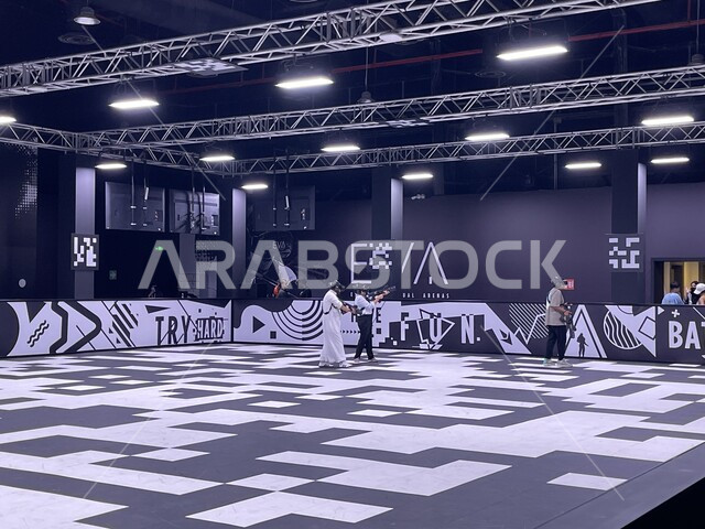 التحدي بين اللاعبين السعوديين الخليجيين في قسم التحديات (تشالينج زون)، شاشات عرض المنافسات والبطولات، صالات اللعب في موسم الجيمرز ٨ في بوليفارد الرياض سيتي، تحديث وتطوير الألعاب الإلكترونية في السعودية