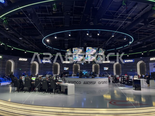 أجهزة حاسوب الجيمرز المتطورة للألعاب الإلكترونية، صورة مقربة لطاولة مع مجموعه من الكمبيوترات وكراسي اللعب الإحترافيه، فعاليات موسم الجيمرز ٨ في بوليفارد الرياض، منطقة التحديات والبطولات بين اللاعبين المحترفين، التسليه والترفيه بالتقنيه والتكنولوجيا الحديث