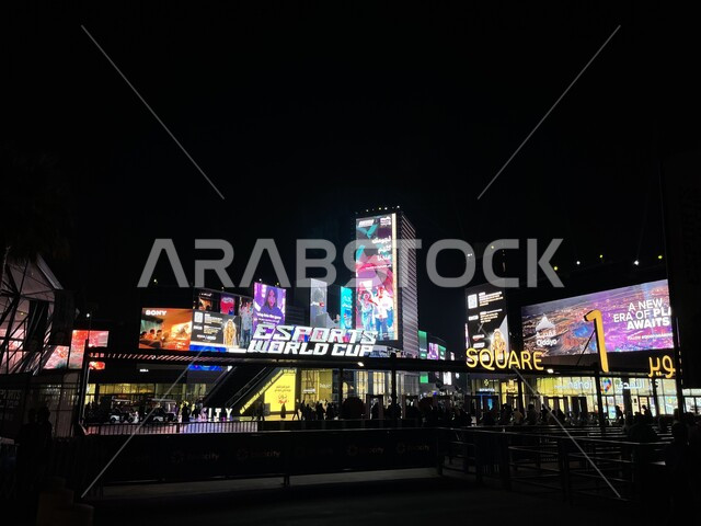 فعاليات موسم الرياض، شاشات مضيئة و لوحات إعلانية طرقية عن فعاليات موسم الجيمرز ٨ في ساحات بوليفارد الرياض سيتي، أماكن جذب سياحية في السعودية، التحديات والمنافسات واللعب مع الأصدقاء، قضاء أوقات ممتعة في ممارسة الأنشطة الترفيهية، ألعاب عائليه مسليه