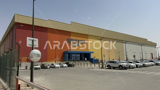 مبنى شركة امازون في مدينة الرياض، المقر الرئيسي لمراكز التسوق أونلاين، الفن الهندسي المعماري على الطراز الحديث للمنشآت التجارية، المباني والمتاجر الفاخرة، أماكن ومعالم مشهورة في السعوية