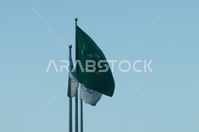 استذكار اليوم الوطني السعودي في 8 سبتمبر, راية التوحيد والإسلام ترفرف في سماء المملكة, المناسبات الوطنية السعودية, صورة مقربة للعلم الوطني السعودي في يوم العلم 11 مارس, لا اله الا الله محمد رسول الله, خلفية السماء الزرقاء