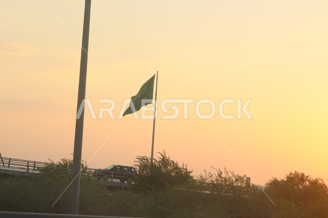 استذكار اليوم الوطني السعودي في 8 سبتمبر, راية التوحيد والإسلام ترفرف في سماء المملكة, المناسبات الوطنية السعودية, صورة مقربة للعلم الوطني السعودي في يوم العلم 11 مارس, لا اله الا الله محمد رسول الله, خلفية السماء الزرقاء