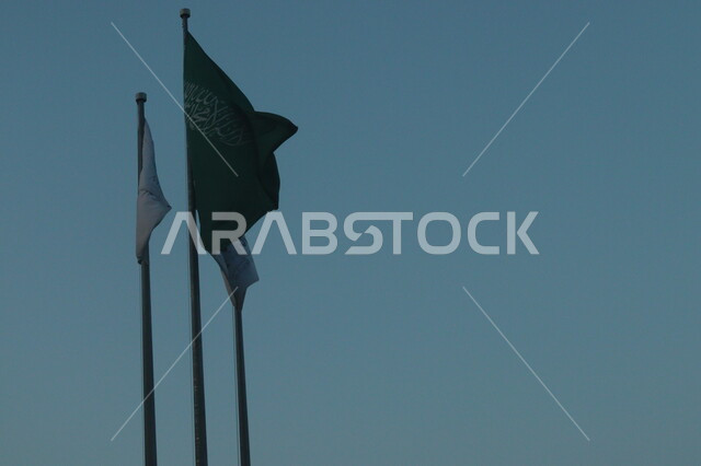 المناسبات الوطنية السعودية, راية التوحيد والإسلام ترفرف في سماء المملكة, استذكار اليوم الوطني السعودي في 8 سبتمبر, صورة مقربة للعلم الوطني السعودي في يوم العلم 11 مارس, لا اله الا الله محمد رسول الله, خلفية السماء الزرقاء