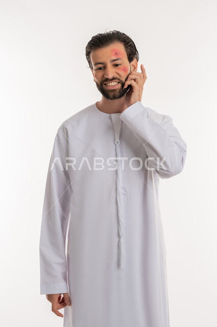 المشاكل الصحية والتهجيات، الإصابة بالحساسية الجلدية, بثور منتشرة على بشرة الوجه, بورتريه لرجل عربي خليجي اماراتي يرتدي الكندورة يقوم بالحك بإيماءات الإنزعاج والتعب, الشعور بالأوجاع والالام, خلفية بيضاء