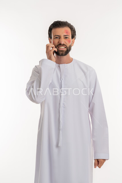 الشعور بالأوجاع والالام, المشاكل الصحية والتهجيات، الإصابة بالحساسية الجلدية, بثور منتشرة على بشرة الوجه, بورتريه لرجل عربي خليجي اماراتي يرتدي الكندورة يقوم بالحك بإيماءات الإنزعاج والتعب, خلفية بيضاء