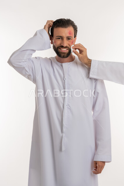 الحاجة لطلب المساعدة وزيارة الطبيب، معالجة الأمراض والتهجيات، فرط التحسس والإصابة الجلدية، بثور منتشرة على بشرة الوجه, بورتريه لرجل عربي خليجي اماراتي يرتدي الكندورة يقوم بحك رأسه بايماءات الالم، خلفية بيضاء