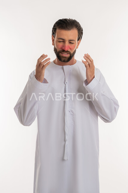 الإصابة بالأنفلونزا ونزلات البرد، الشعور بالارهاق والتعب الشديد، الكحة والتهاب الحلق، الحاجة للعلاج وزيارة الطبيب، بورتريه لرجل عربي خليجي اماراتي يرتدي الكندورة يرفع يديه بالسعال بايماءات الازعاج من المرض,  خلفية بيضاء