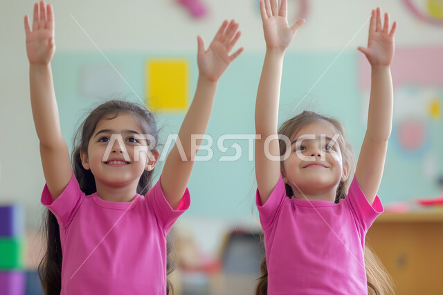 المشاركة والتفاعل داخل الفصل الدراسي ، صورة لطالبات عربيات خليجيات سعوديات مبتسمات رافعيين الايدي للأعلى بإيماءات السرور ، التربية والتعليم بالمناهج المقررة للطلاب في المملكة العربية السعودية 