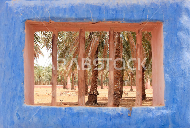 نوافذ قديمة في البلد التاريخية في مدينة جدة ، المملكة العربية السعودية ، المدينة التاريخية في جدة بتصميم معماري عربي قديم